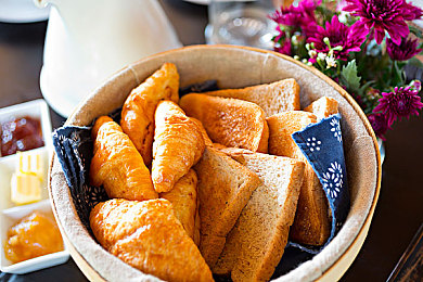 女生把筷子,餐厅筷子放错引发争执，礼仪规范引关注