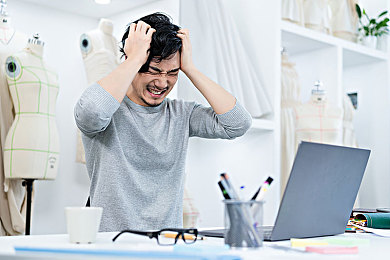 两个奶被老头摸着吃视频,街头惊现：老人当众猥亵未成年人-1