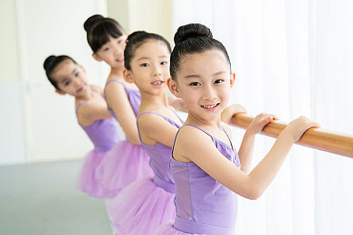 juliaann大战两个黑鬼,女子街头勇敢制敌，正能量传递