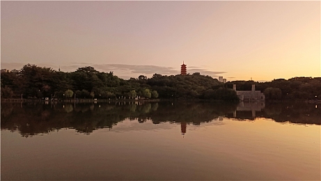 在公园被老头添一夜,深夜公园惊魂，保安勇擒“麻烦老头”-3