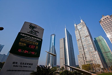 妈妈用手指在狗儿后背写字,手指写字狗儿乐，母爱温馨暖人心